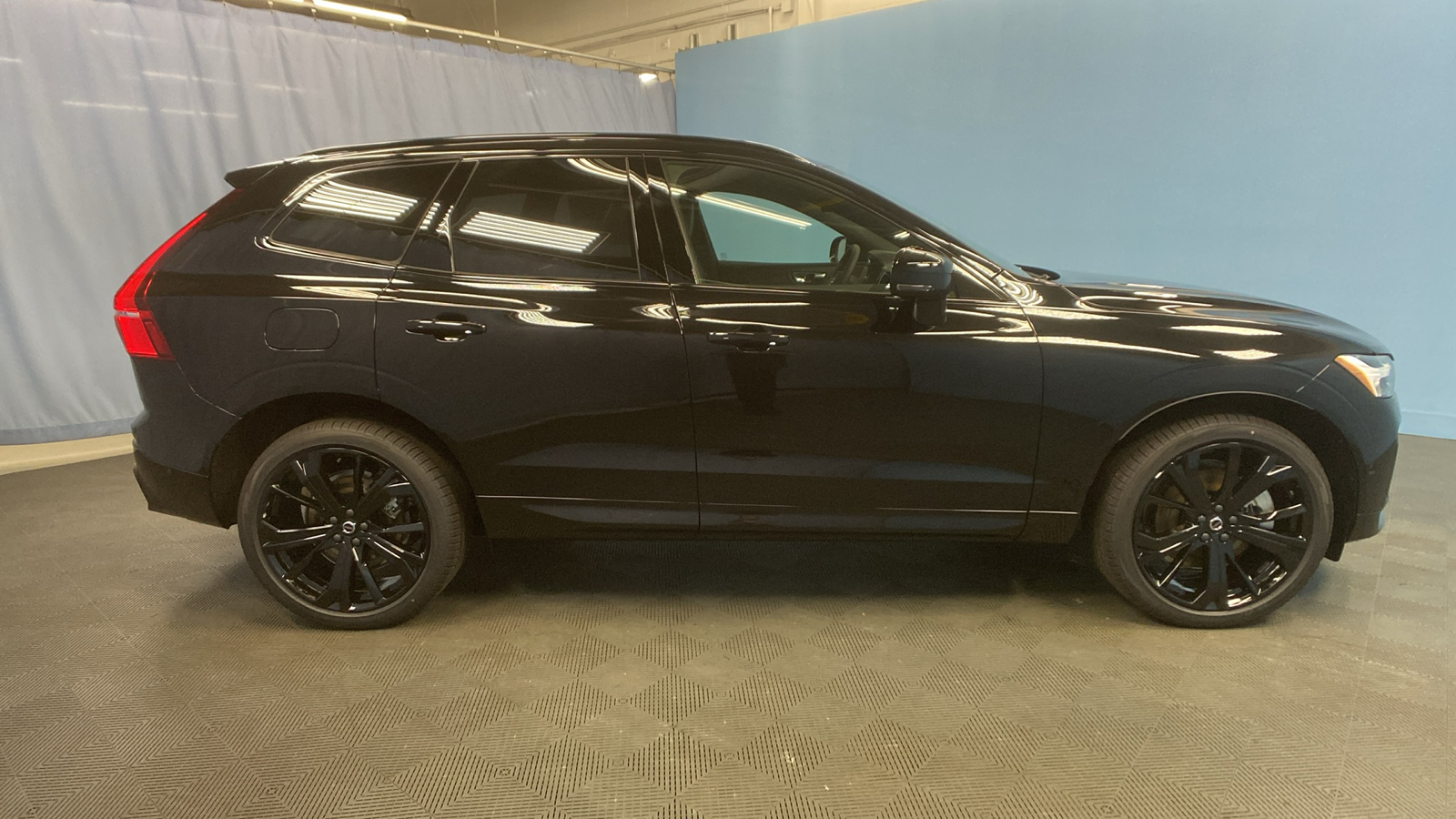 2024 Volvo XC60 Recharge Plug-In Hybrid Ultimate Black Edition 8