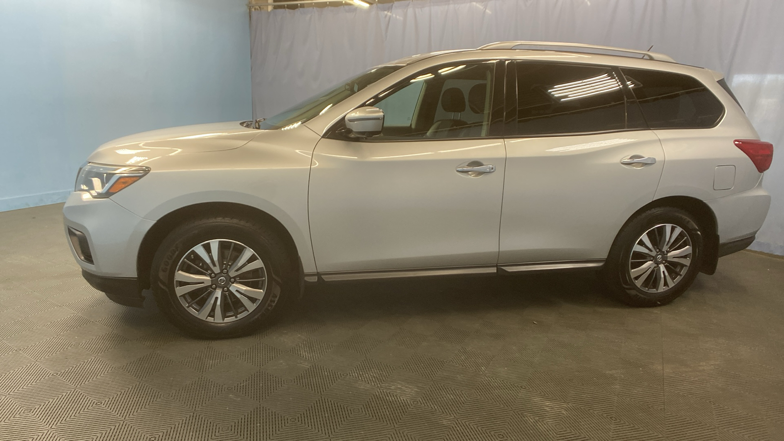 2017 Nissan Pathfinder SL 4