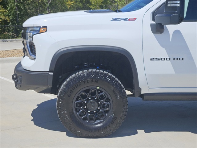 2025 Chevrolet Silverado 2500HD ZR2 8