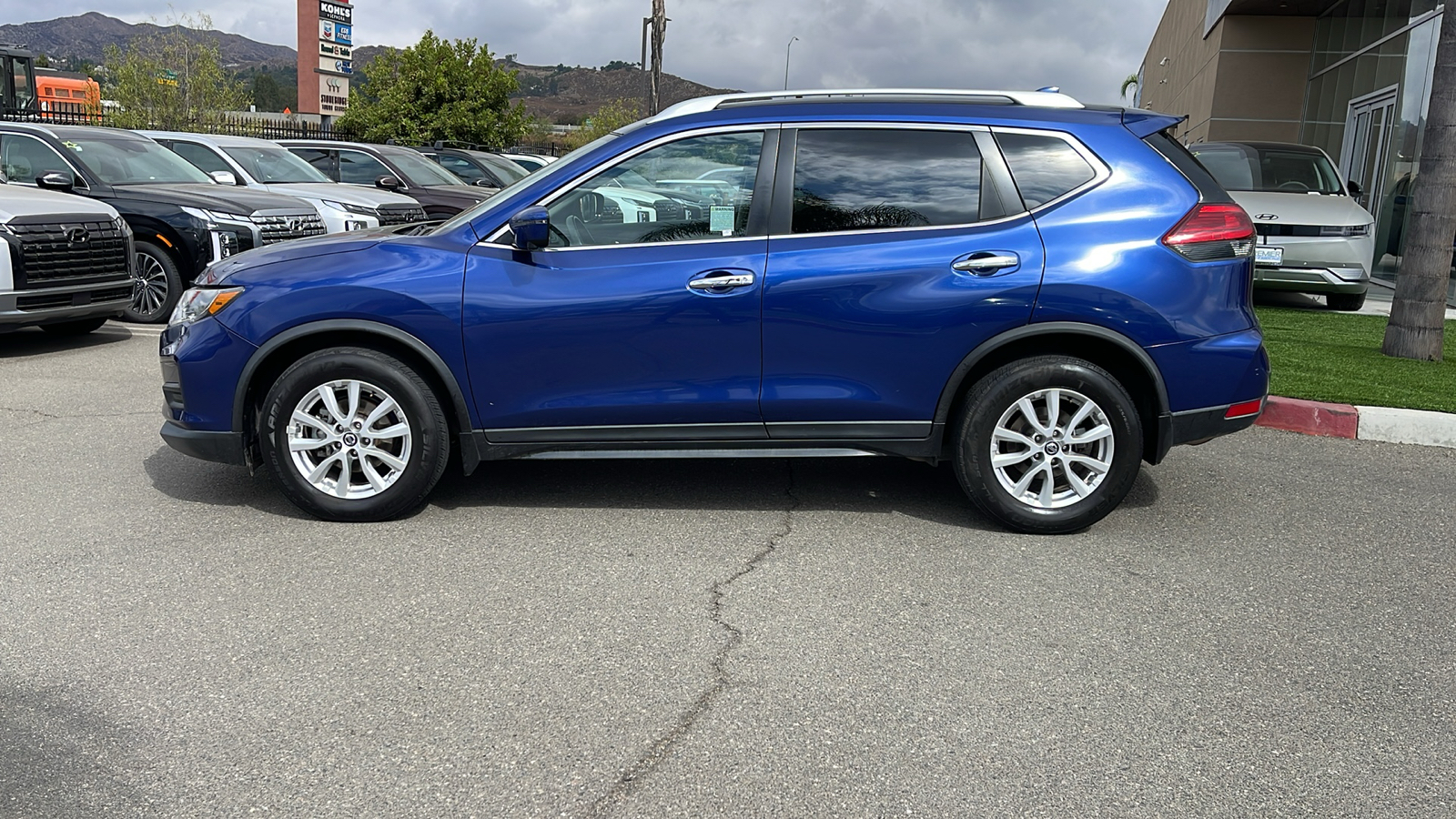 2017 Nissan Rogue SV 2