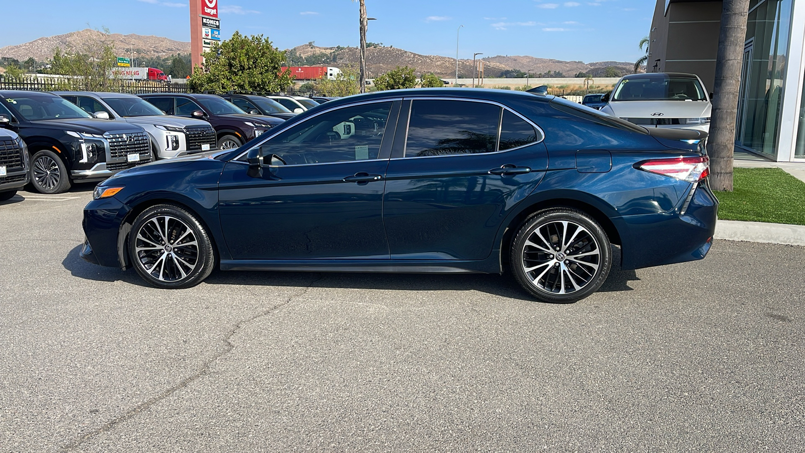 2020 Toyota Camry SE 2