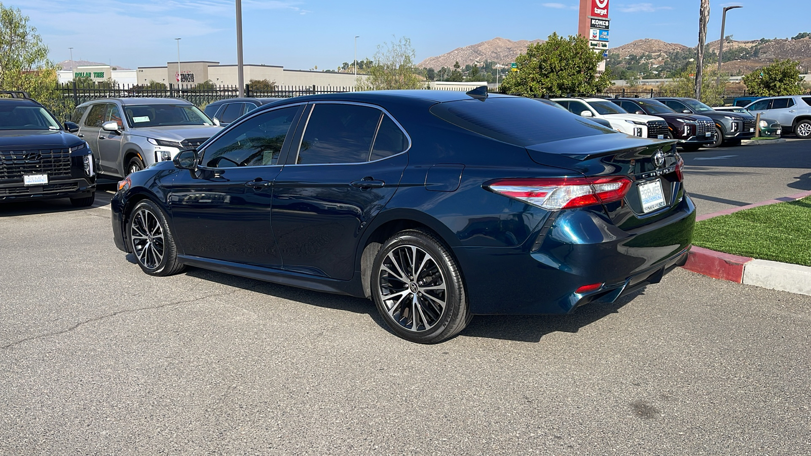 2020 Toyota Camry SE 3