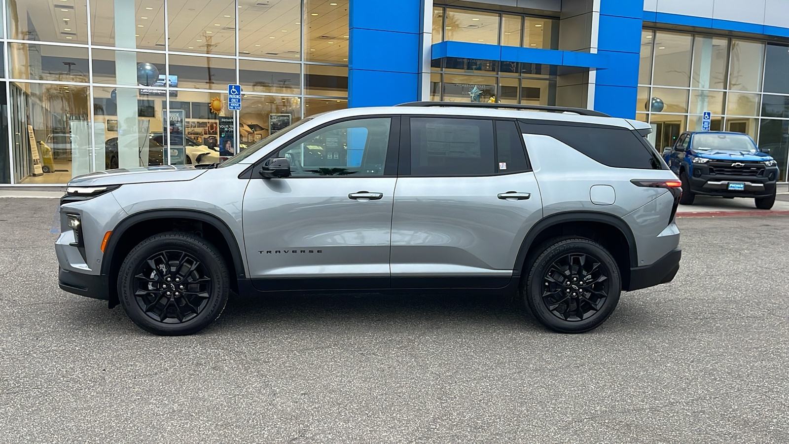 2024 Chevrolet Traverse FWD LT 2