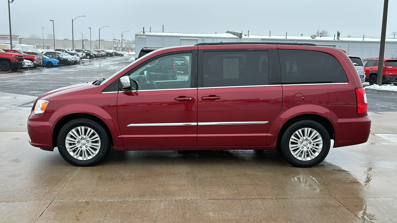 2011 CHRYSLER Town and Country  5