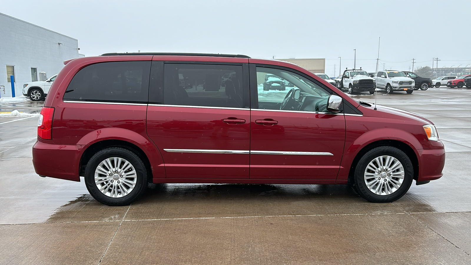 2011 CHRYSLER Town and Country  9