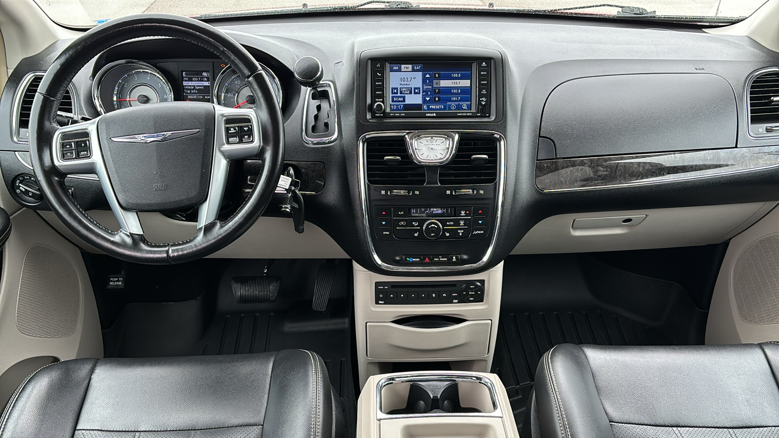 2011 CHRYSLER Town and Country  11