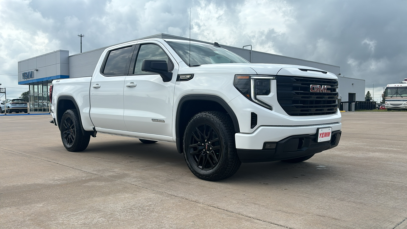 2024 GMC Sierra 1500 Elevation 2