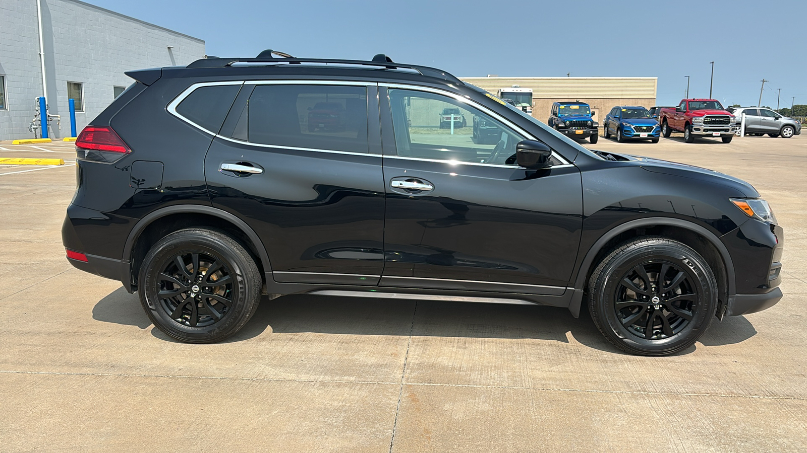 2017 Nissan Rogue SV 9