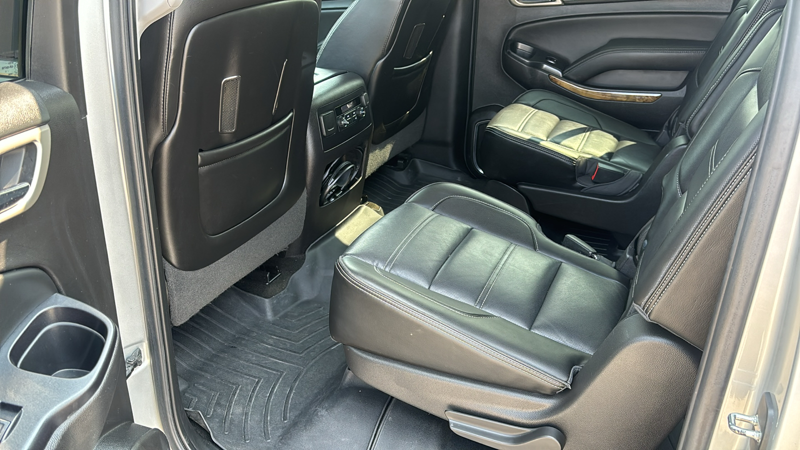 2016 GMC Yukon XL Denali 28