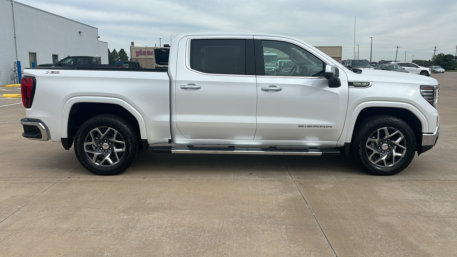 2025 GMC Sierra 1500 SLT 9