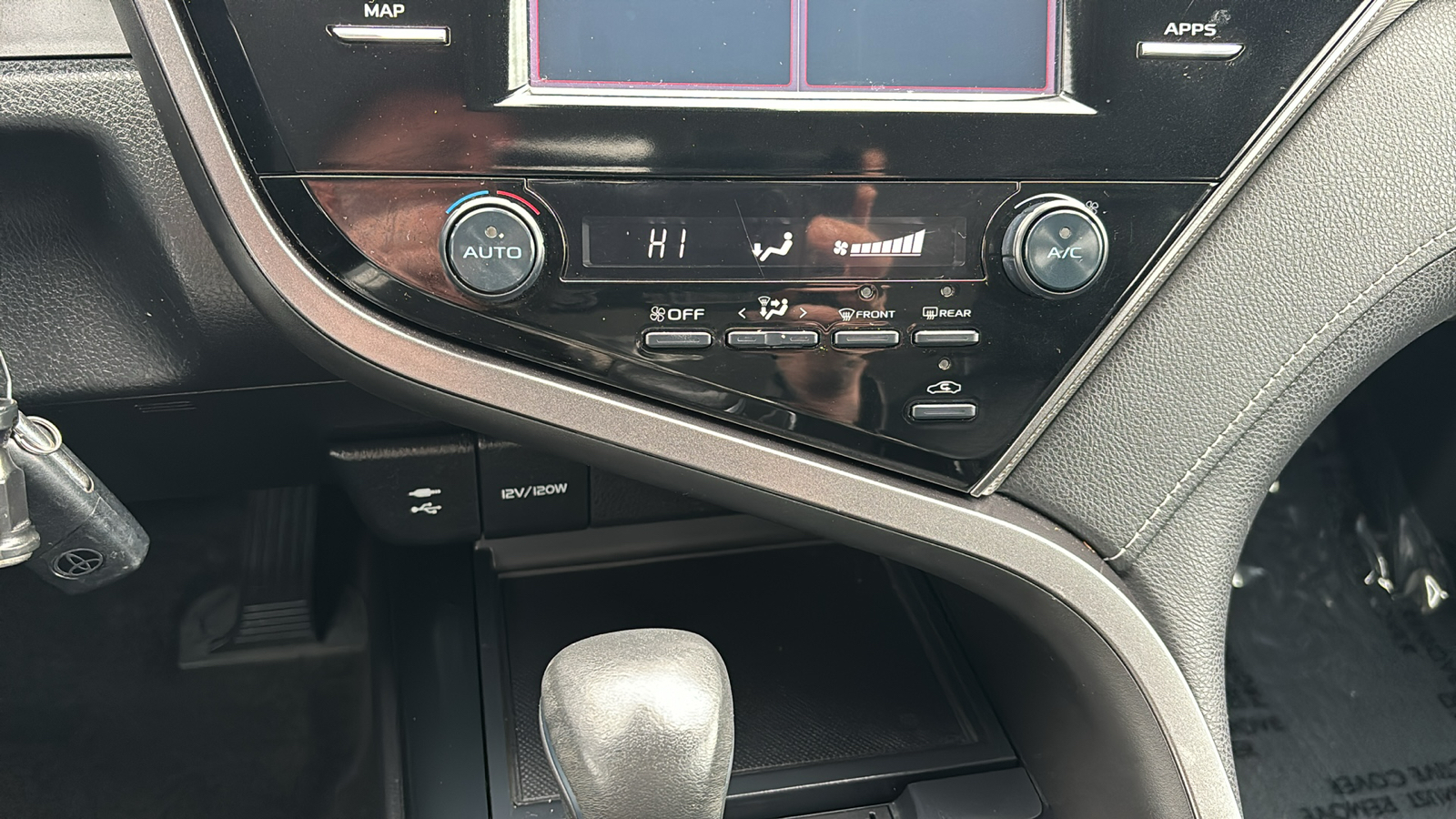 2019 Toyota Camry SE 18