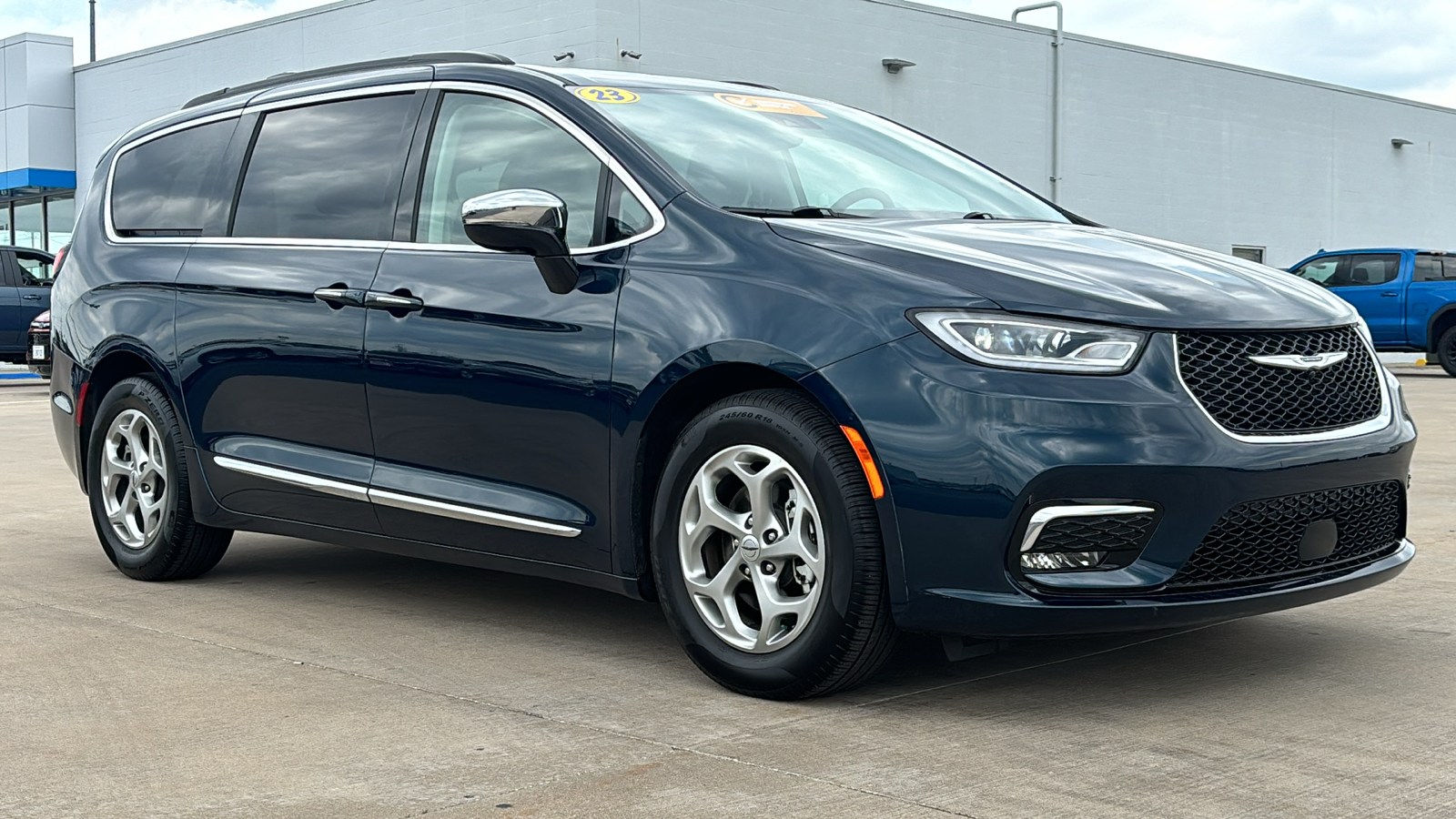2023 Chrysler Pacifica Limited 1