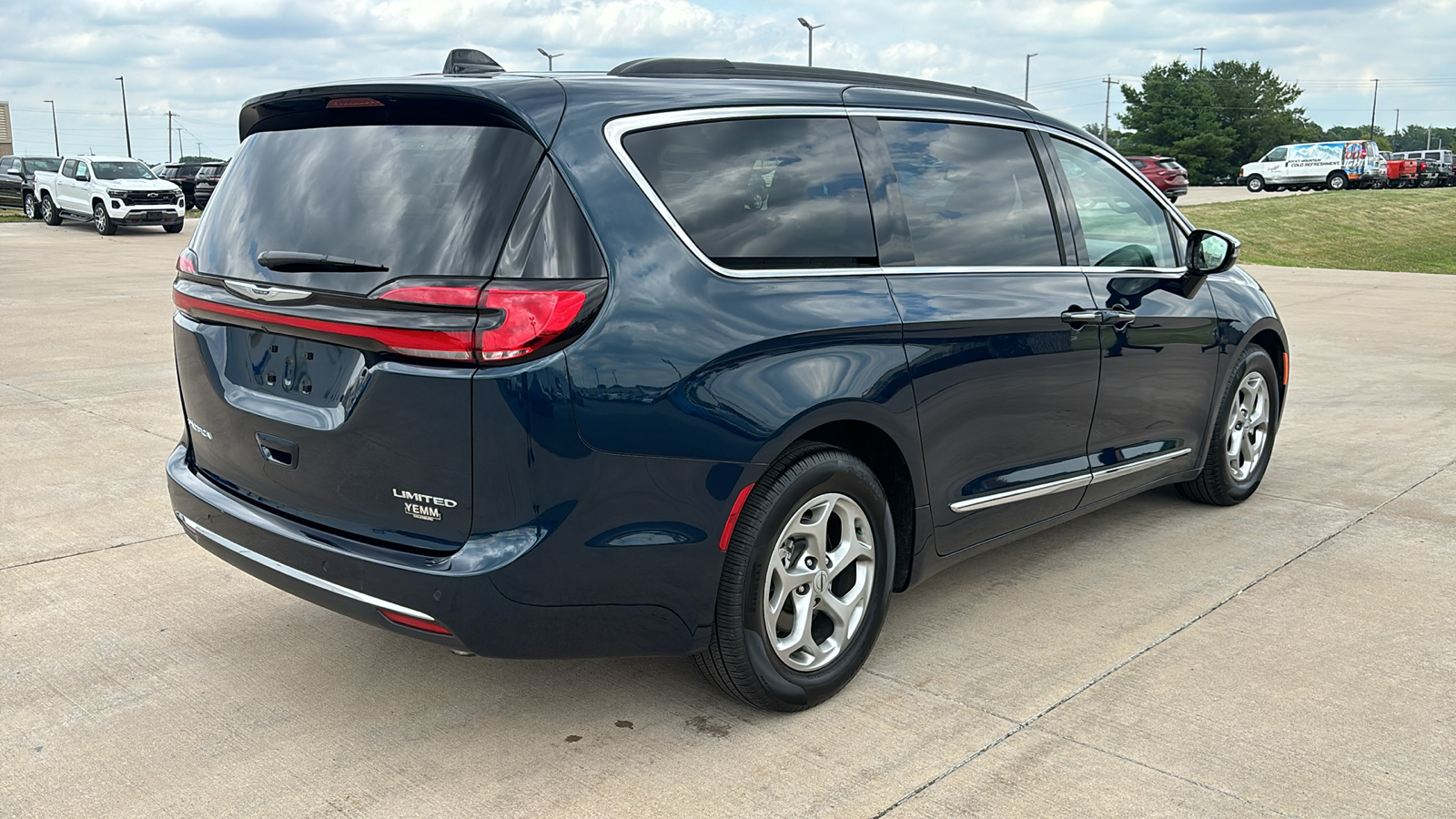 2023 Chrysler Pacifica Limited 8