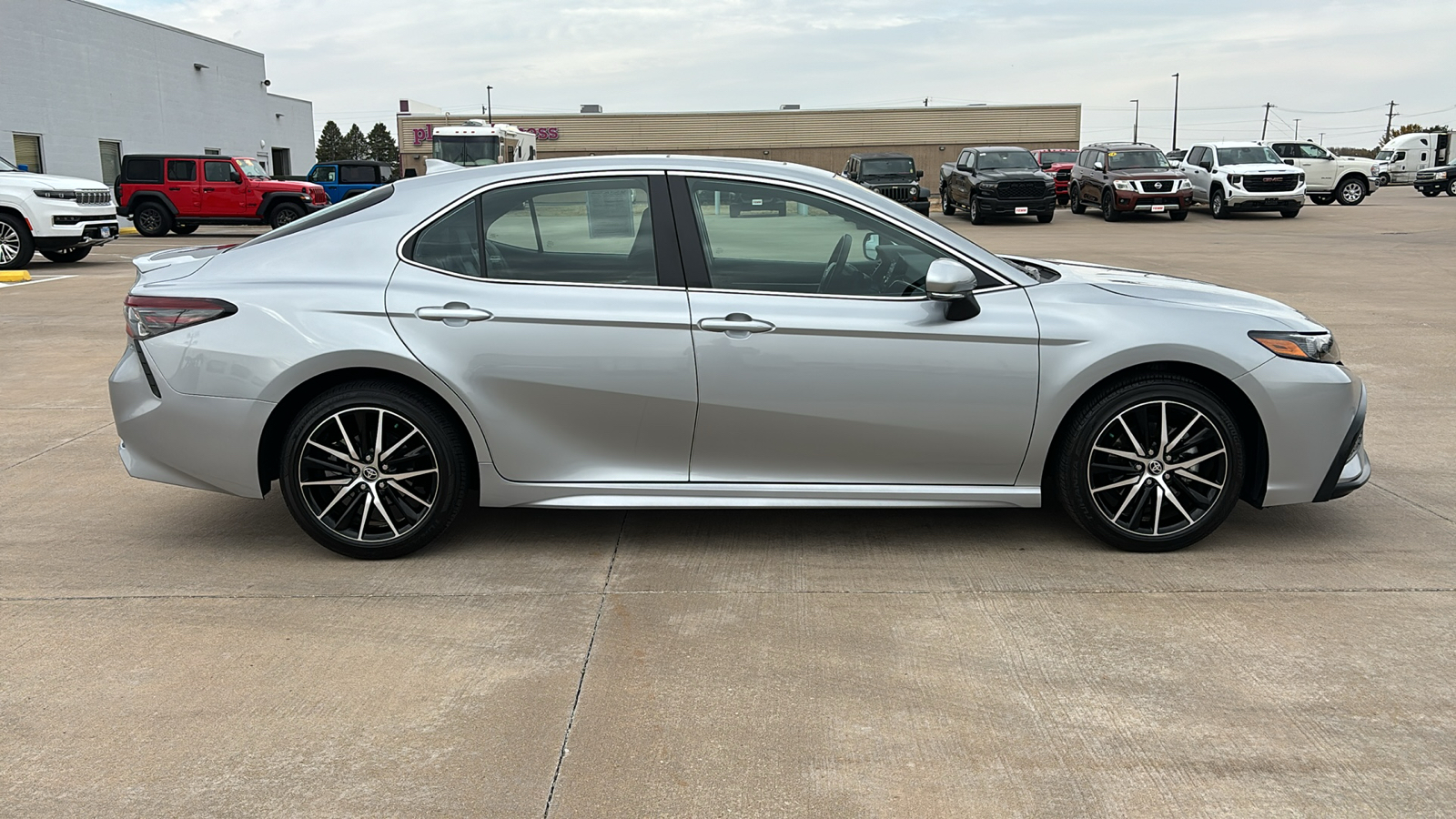 2023 Toyota Camry SE 9