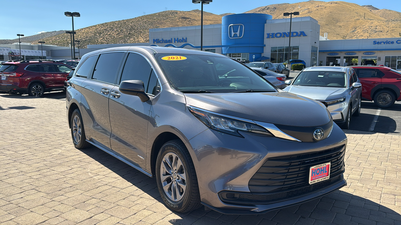 2021 Toyota Sienna LE 1