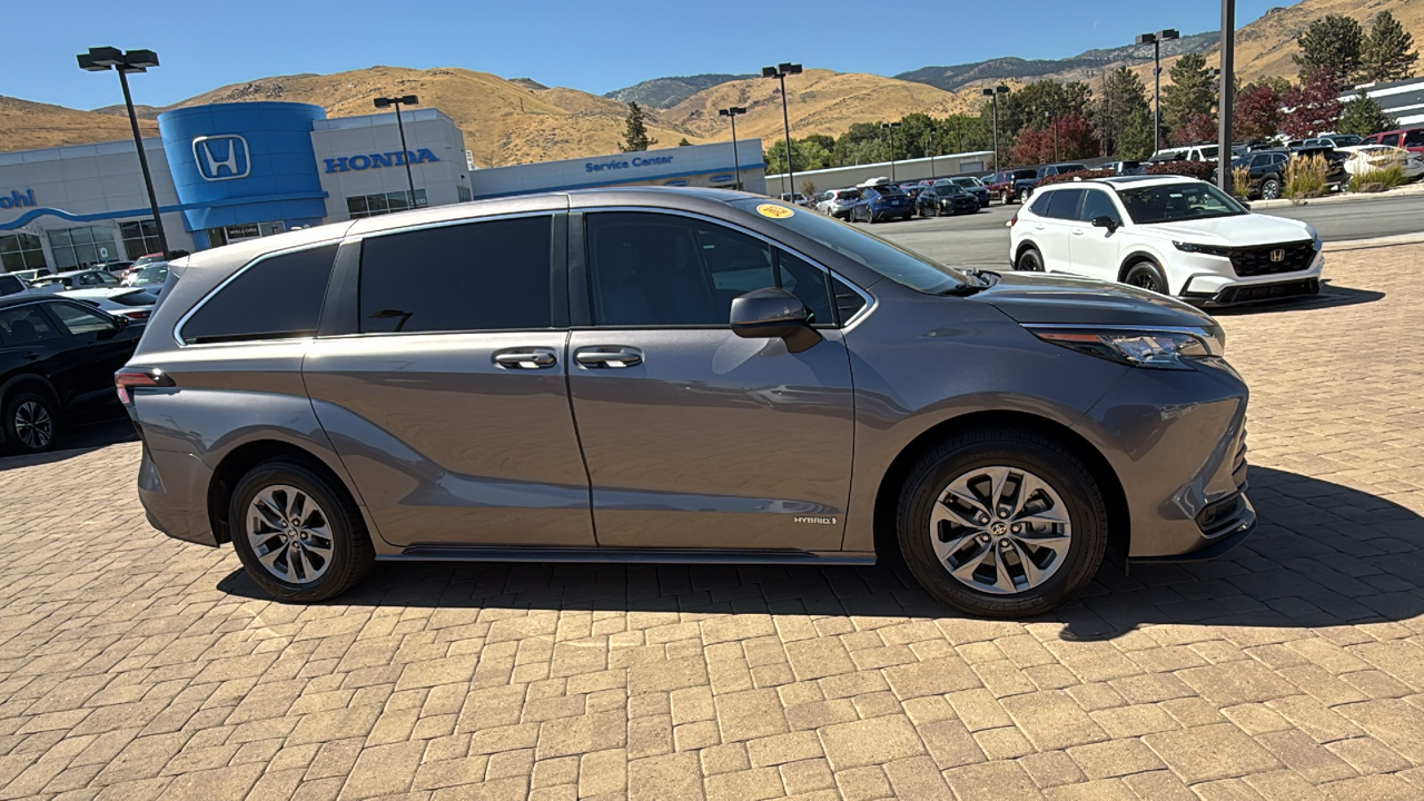 2021 Toyota Sienna LE 2