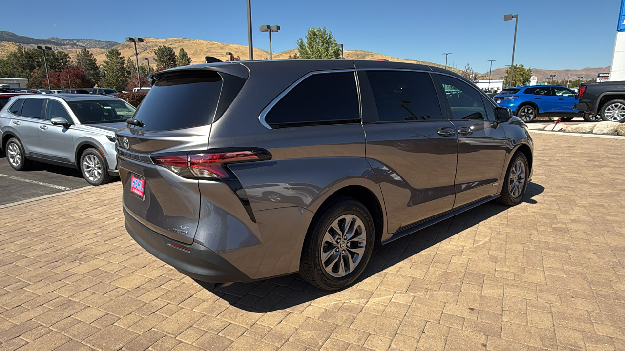 2021 Toyota Sienna LE 3