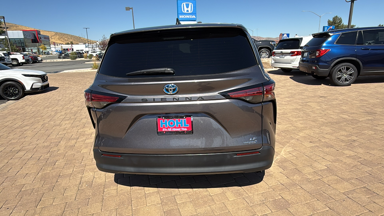 2021 Toyota Sienna LE 4