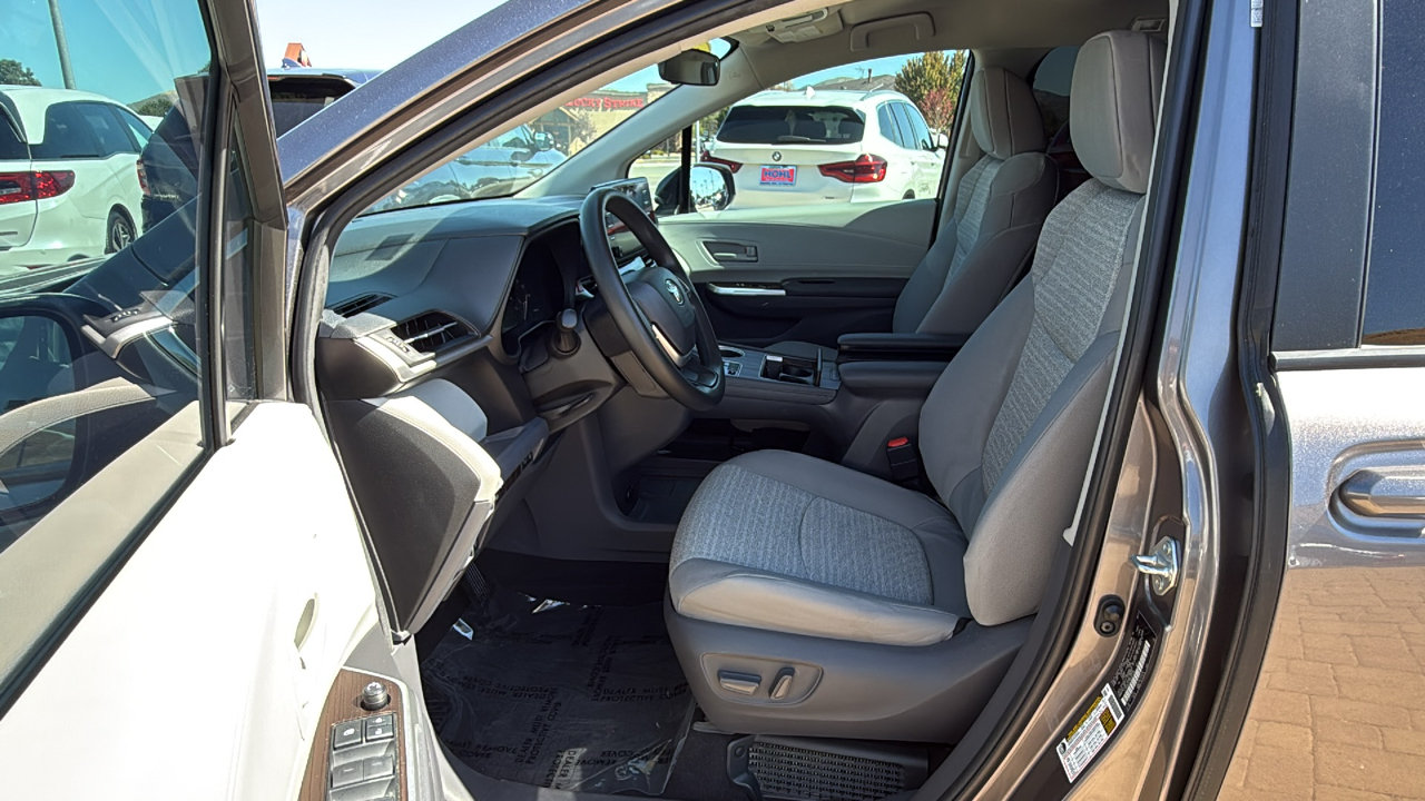 2021 Toyota Sienna LE 37