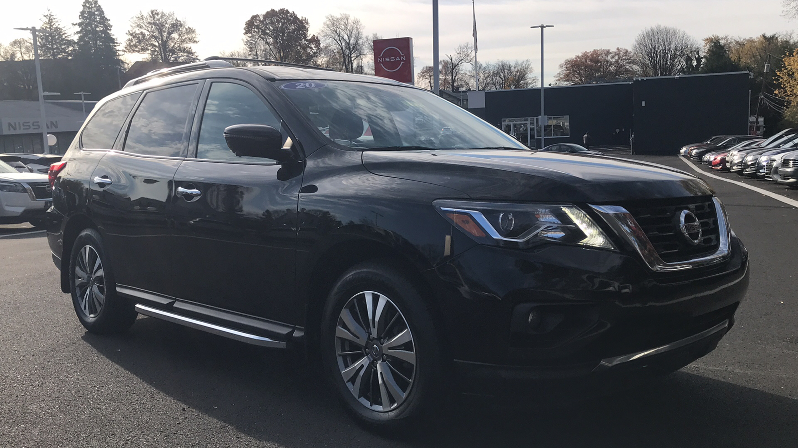 2020 Nissan Pathfinder SL 1