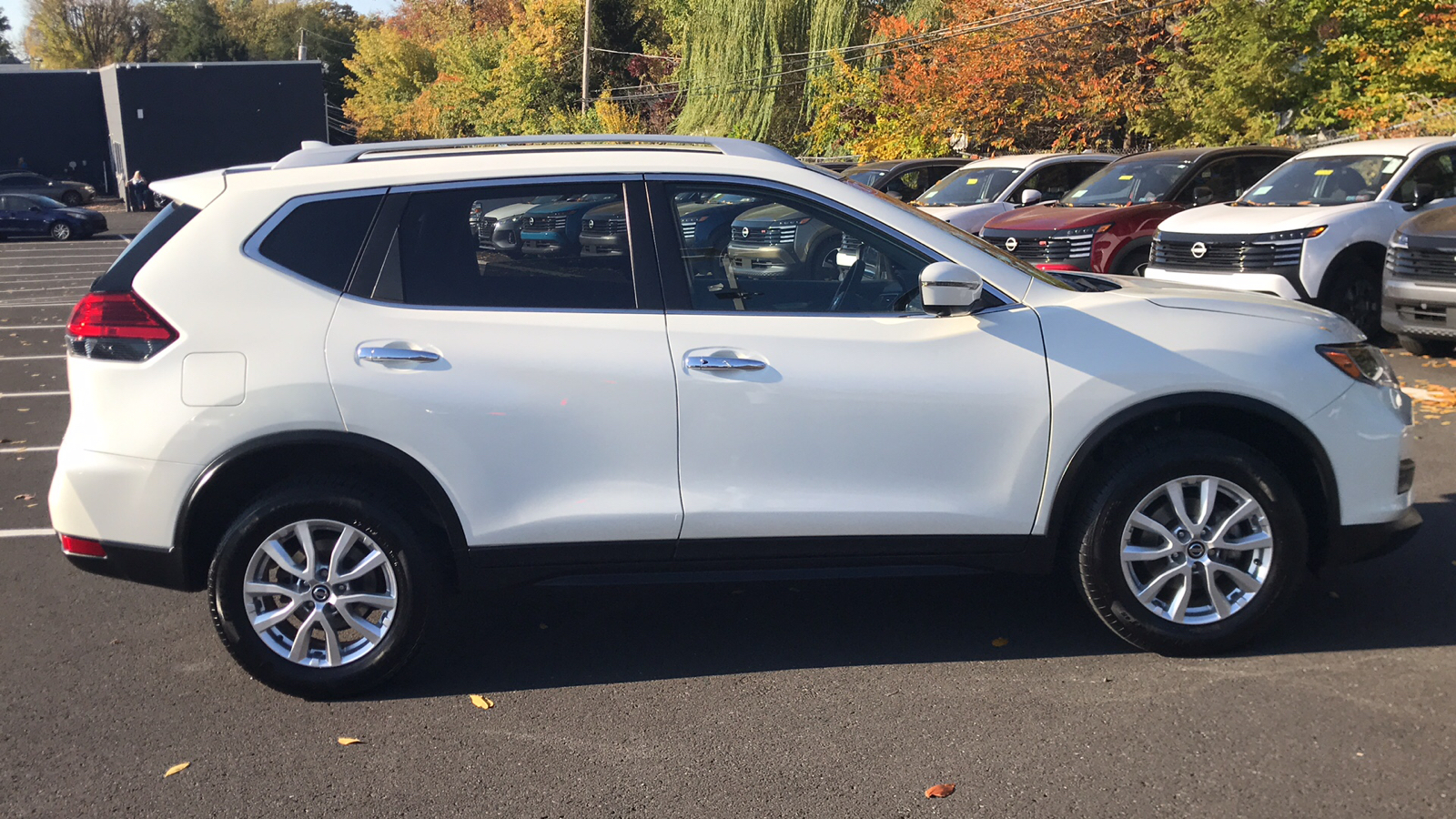 2017 Nissan Rogue SV 28