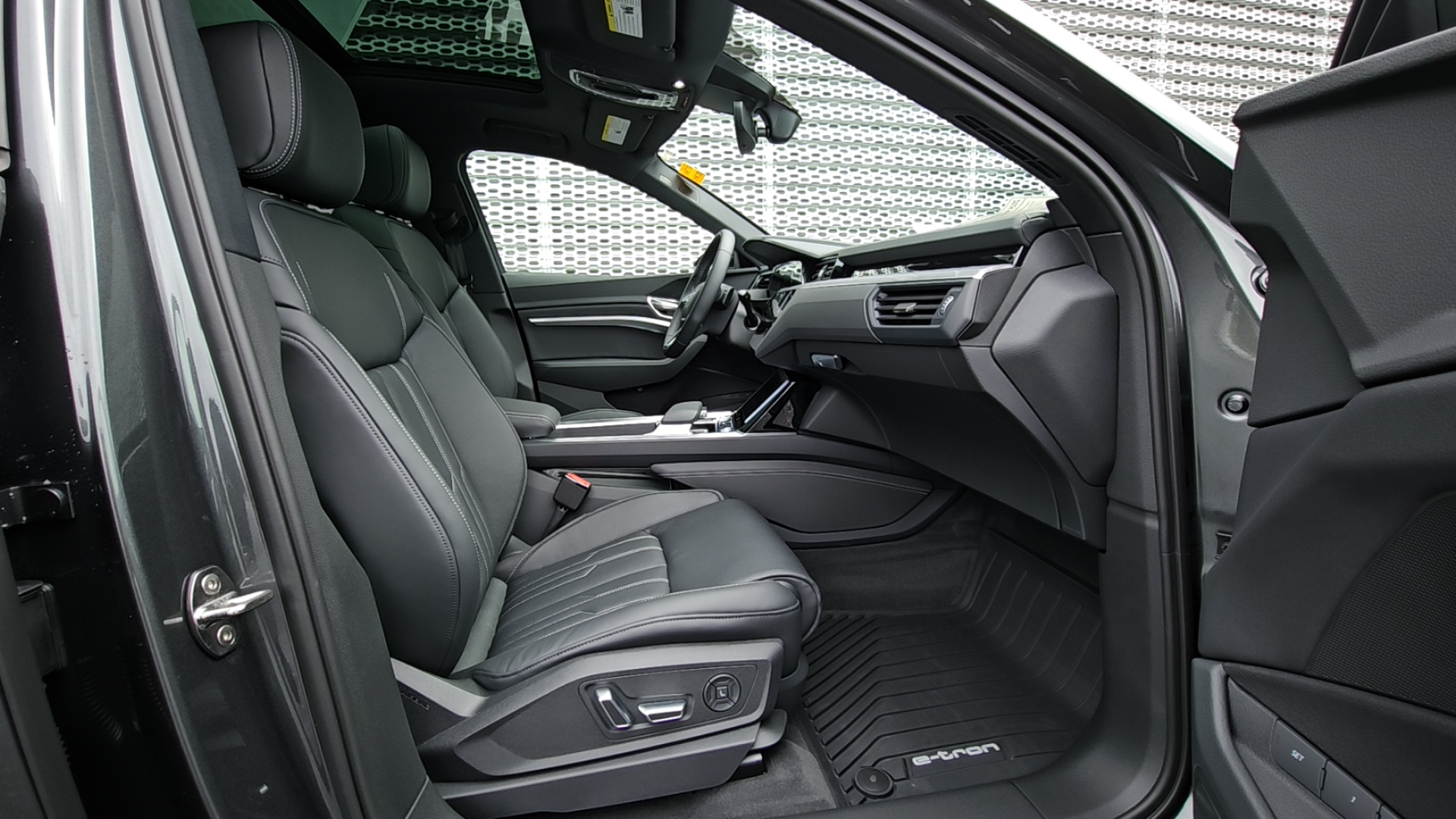 2024 Audi Q8 e-tron Prestige 38