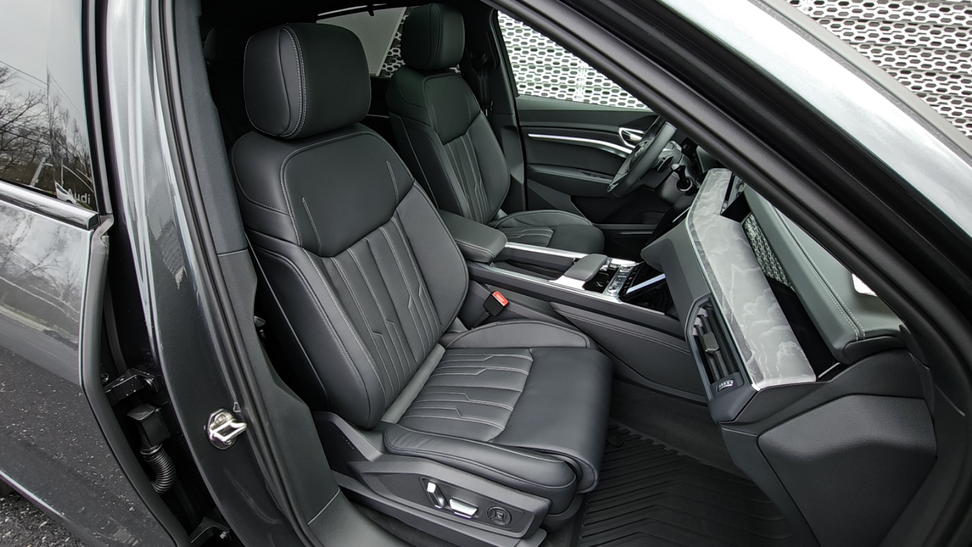 2024 Audi Q8 e-tron Prestige 39