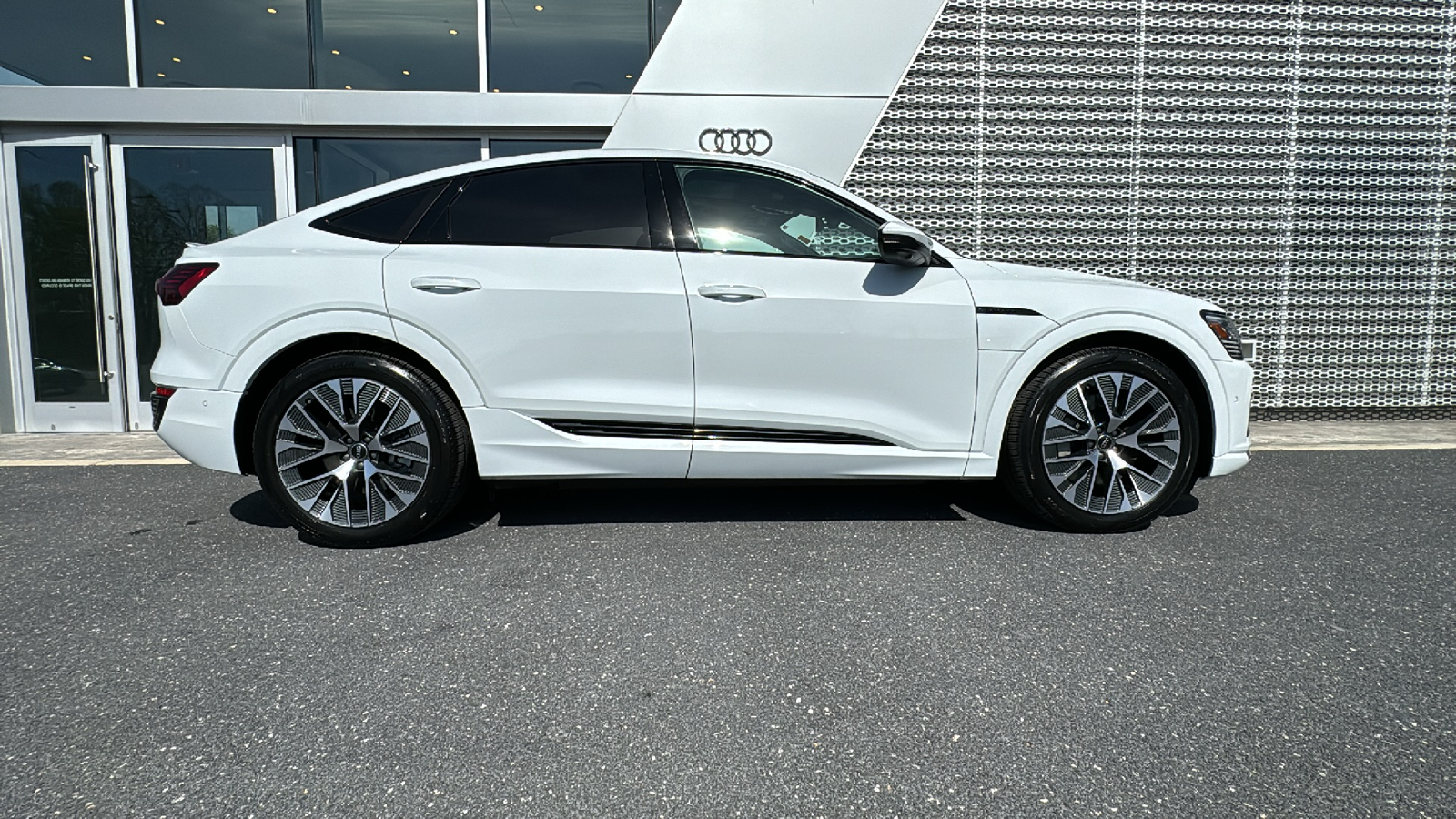 2024 Audi Q8 e-tron Prestige 5