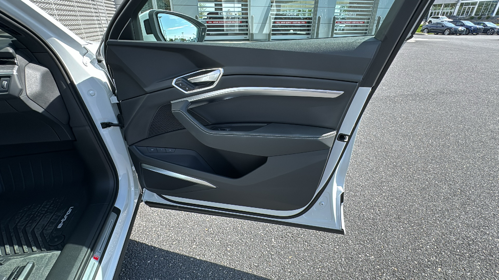 2024 Audi Q8 e-tron Prestige 17