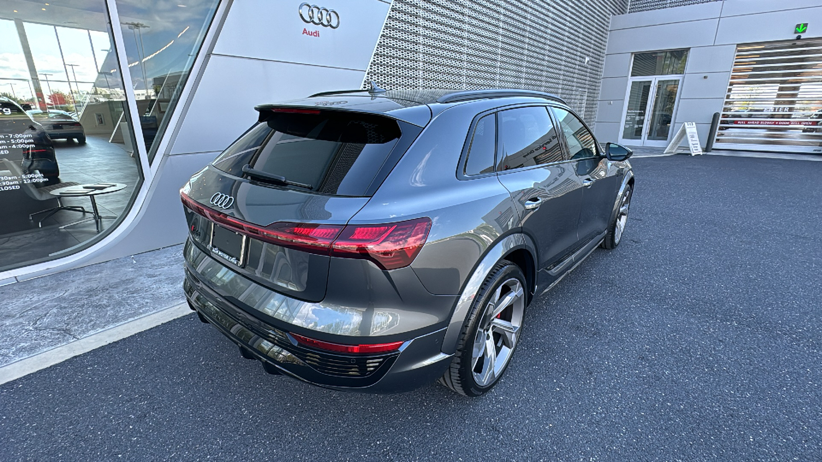2024 Audi SQ8 e-tron Premium Plus 8