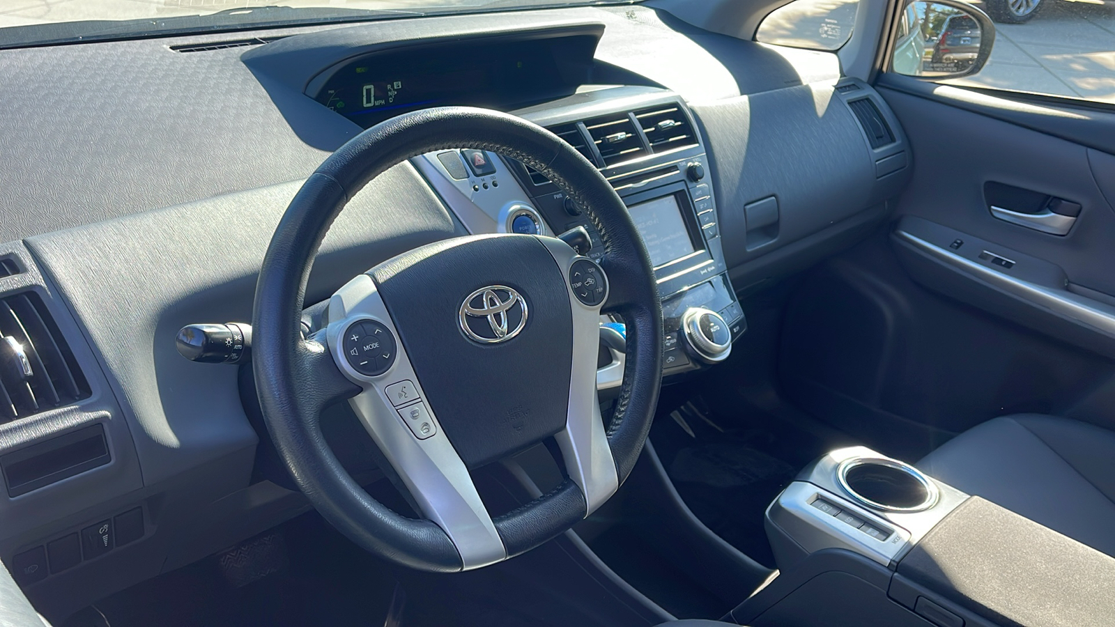 2014 Toyota Prius v Two 9