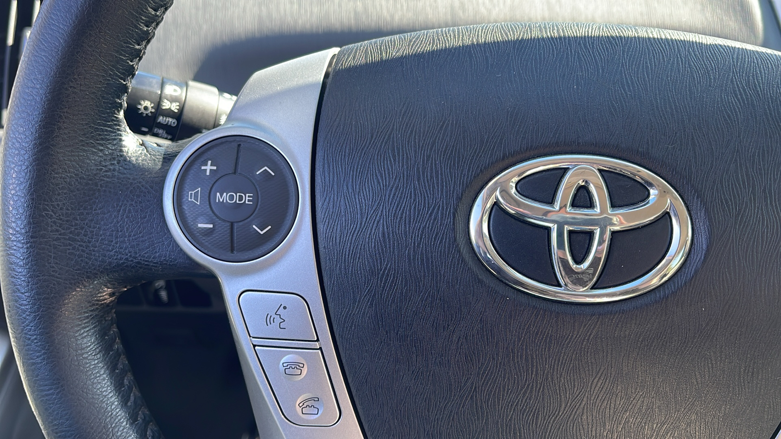 2014 Toyota Prius v Two 21