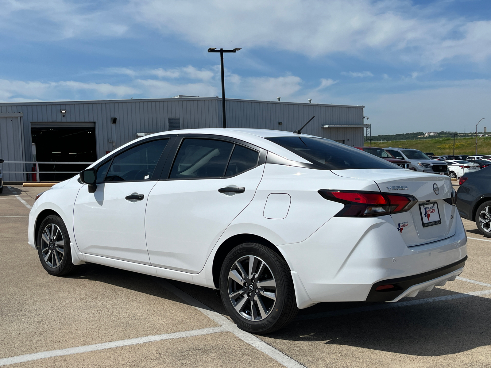 2024 Nissan Versa 1.6 S 5