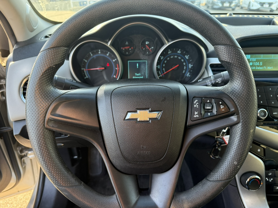 2014 Chevrolet Cruze LS 24