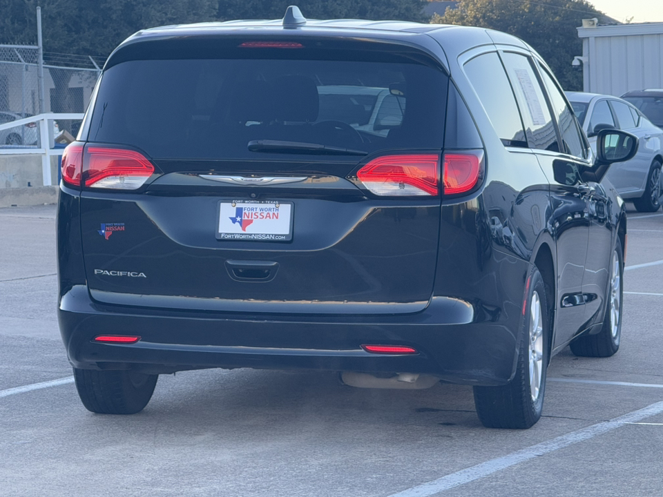 2017 Chrysler Pacifica LX 8