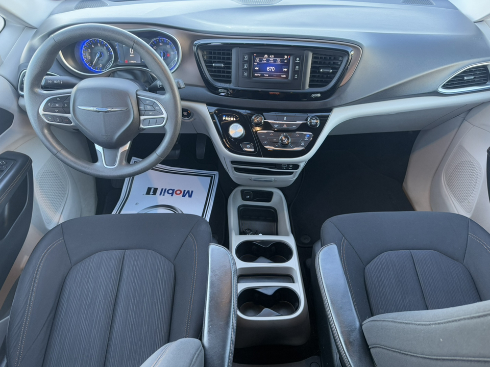 2017 Chrysler Pacifica LX 13