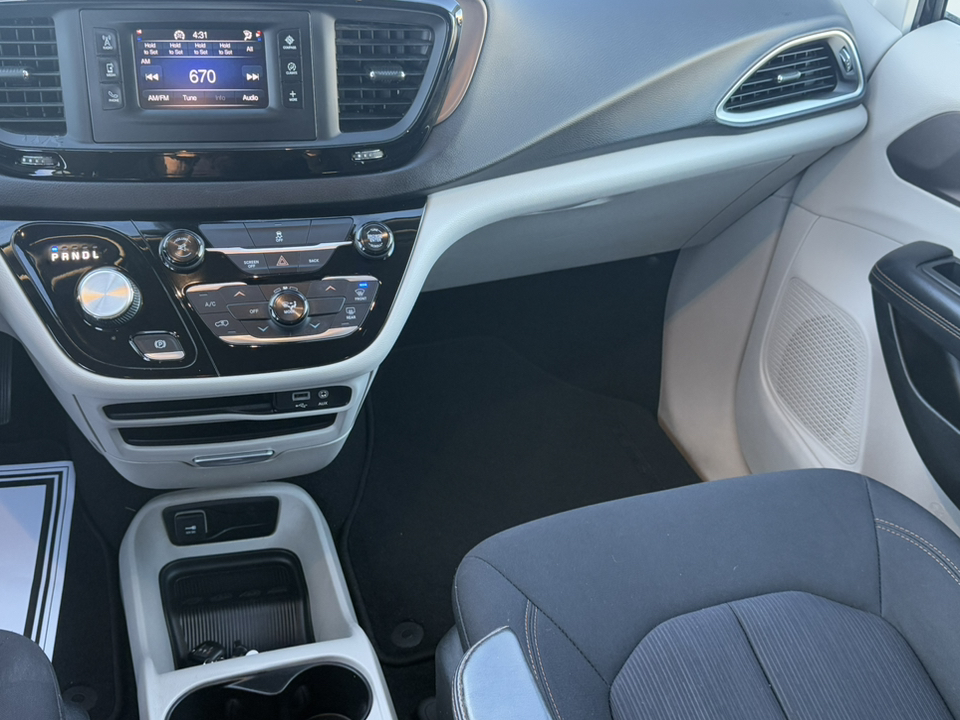 2017 Chrysler Pacifica LX 17