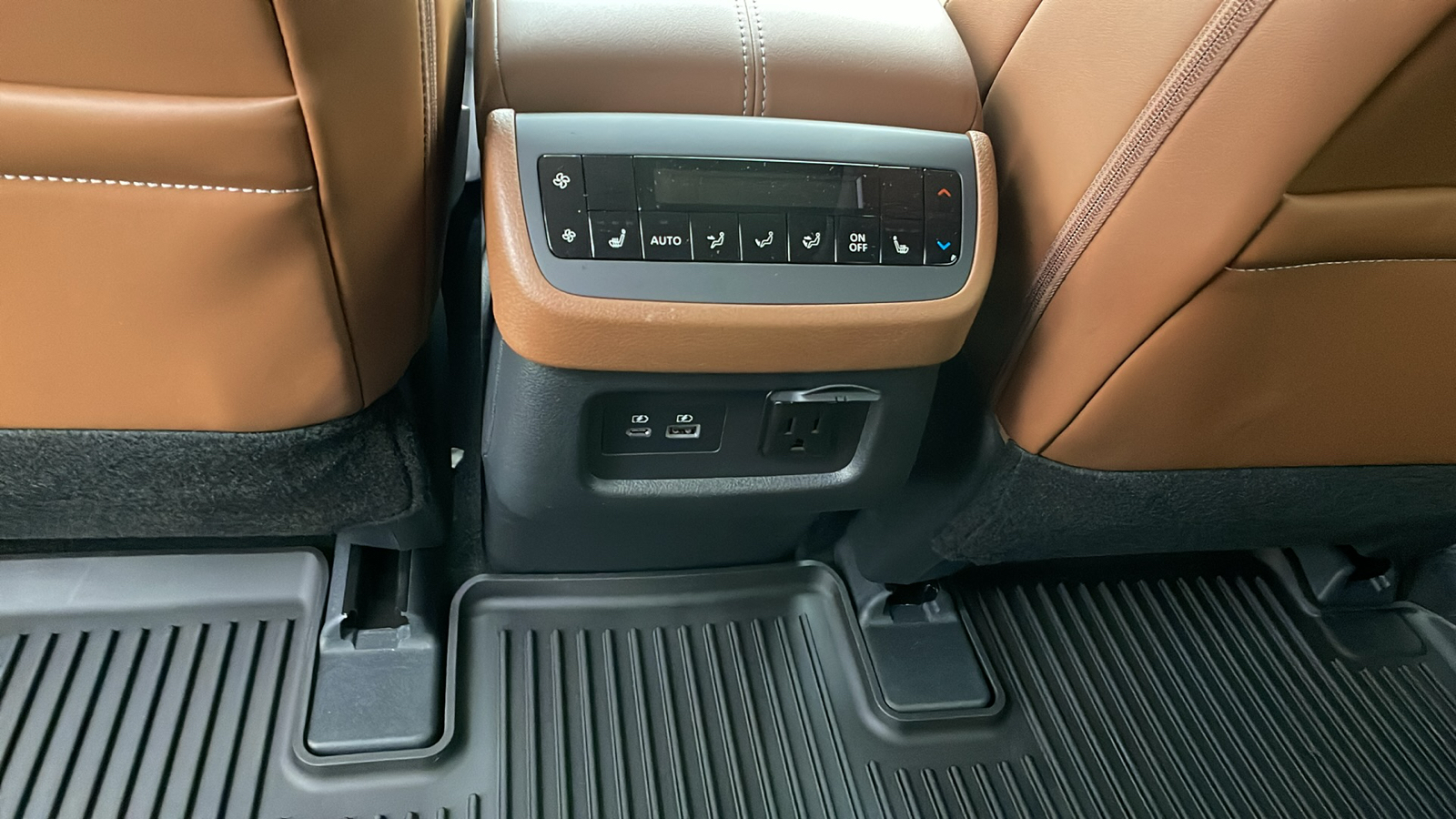 2024 Nissan Pathfinder Platinum 17