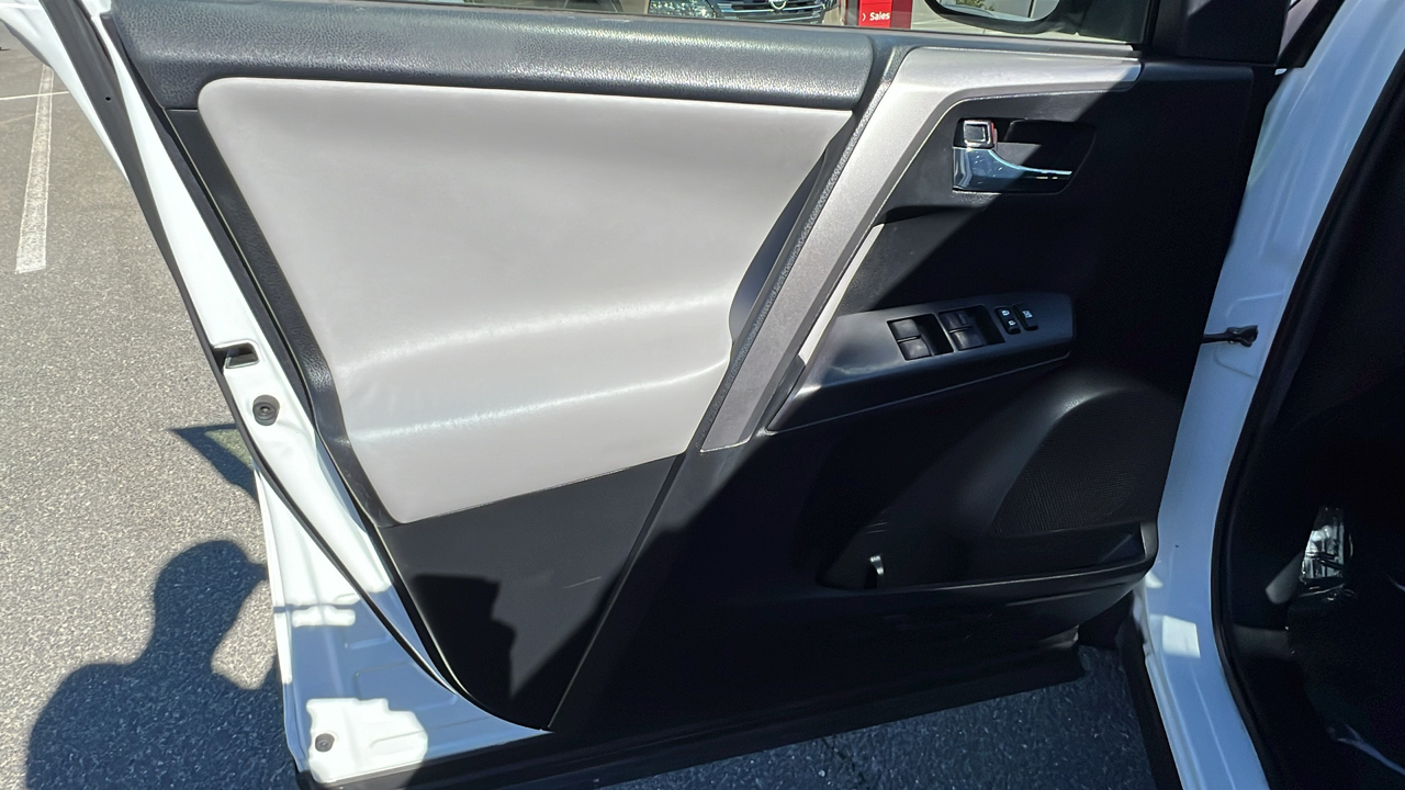 2016 Toyota RAV4 XLE 19