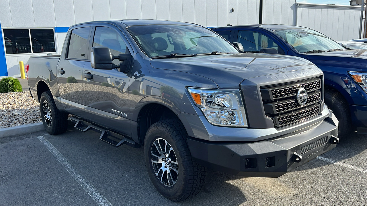 2022 Nissan Titan SV 2