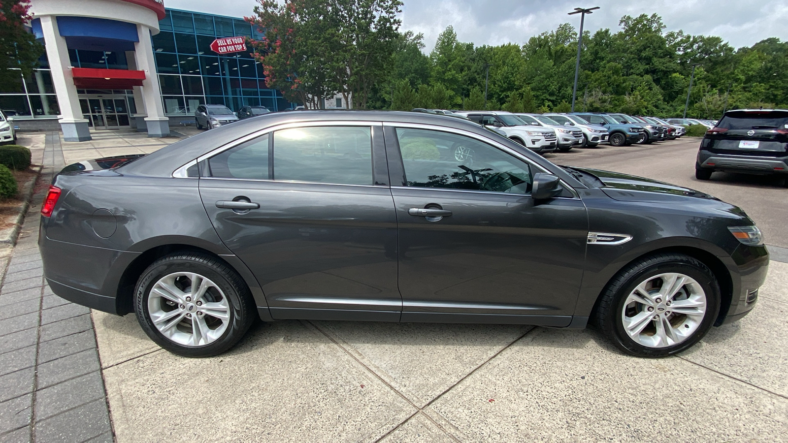 2018 Ford Taurus SEL 16