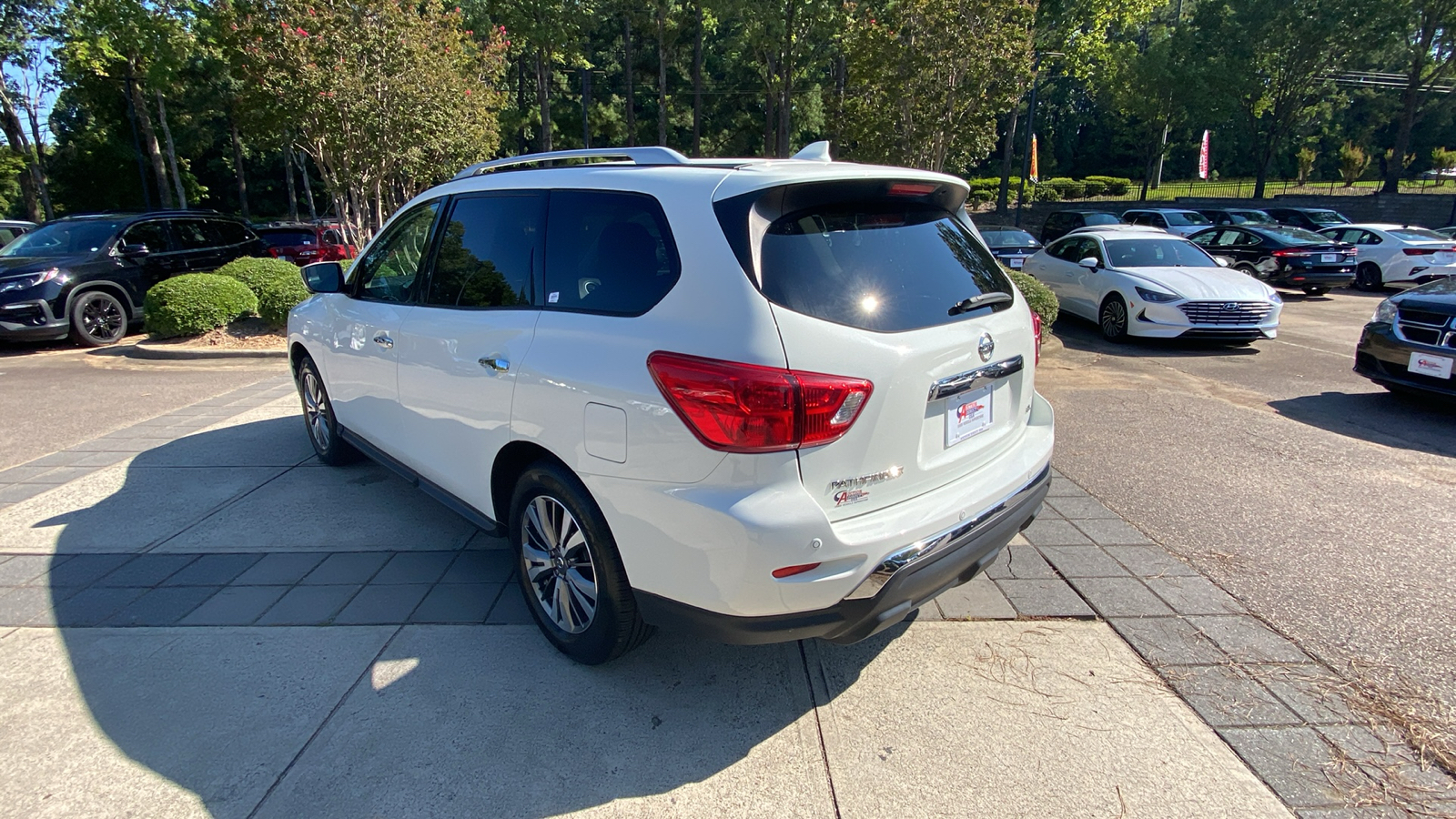 2019 Nissan Pathfinder SL 9