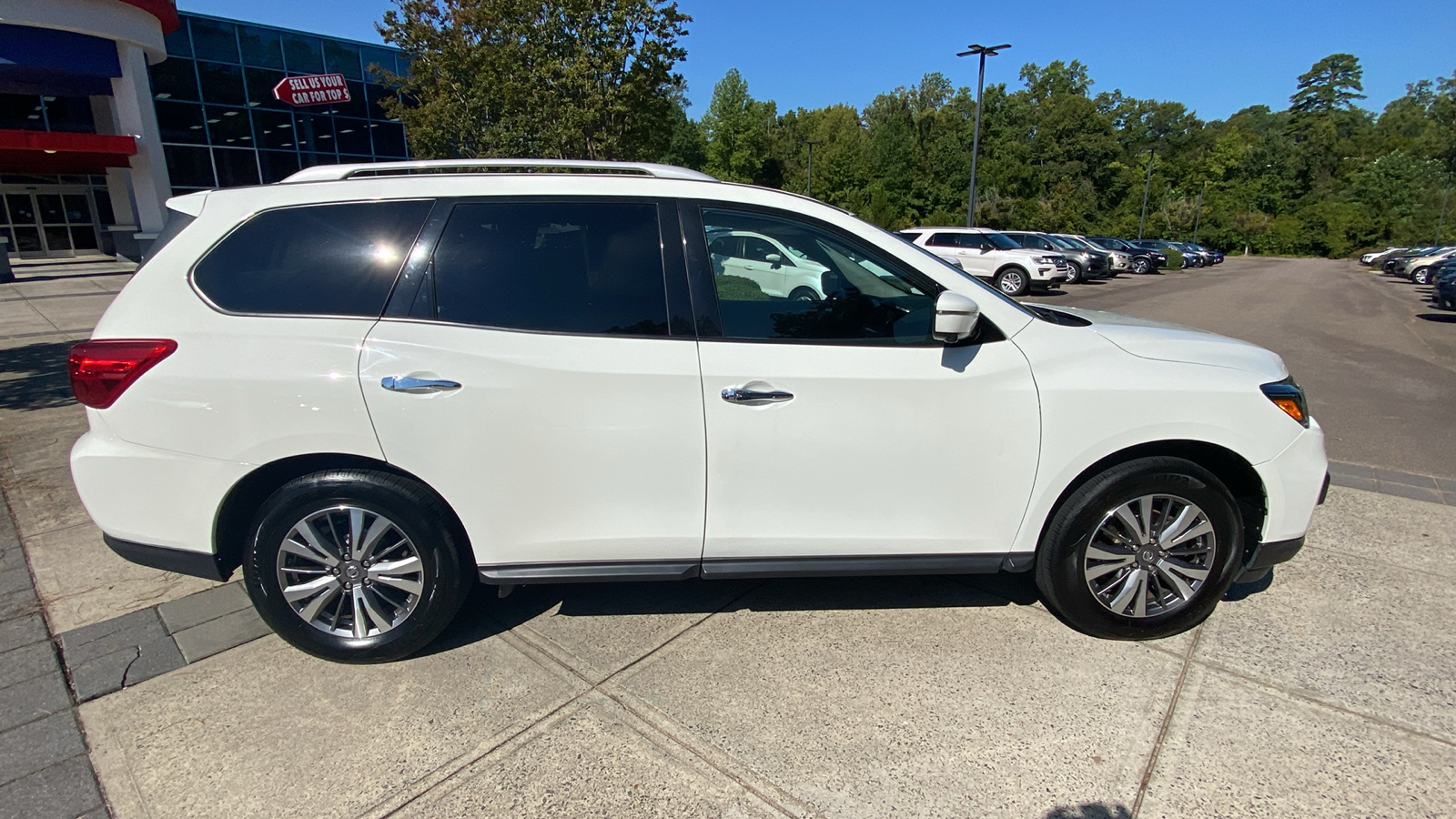 2019 Nissan Pathfinder SL 16