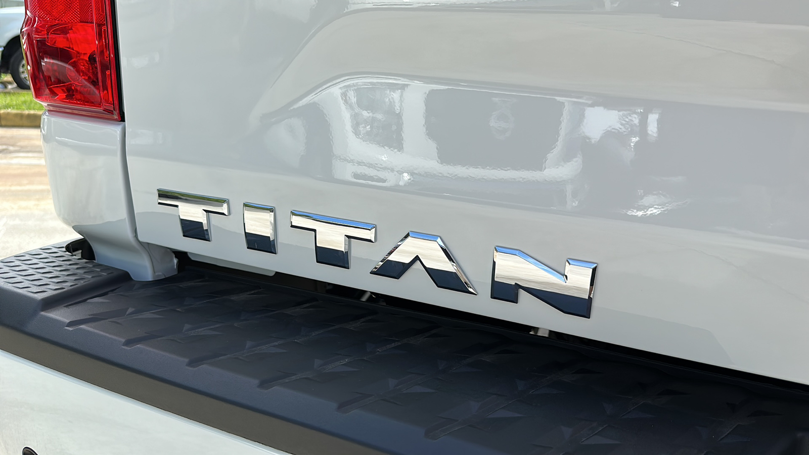 2024 Nissan Titan SV 8