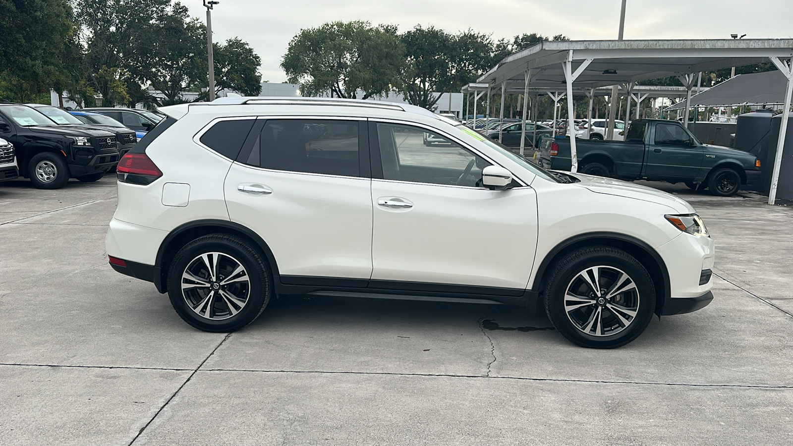 2019 Nissan Rogue SV 9