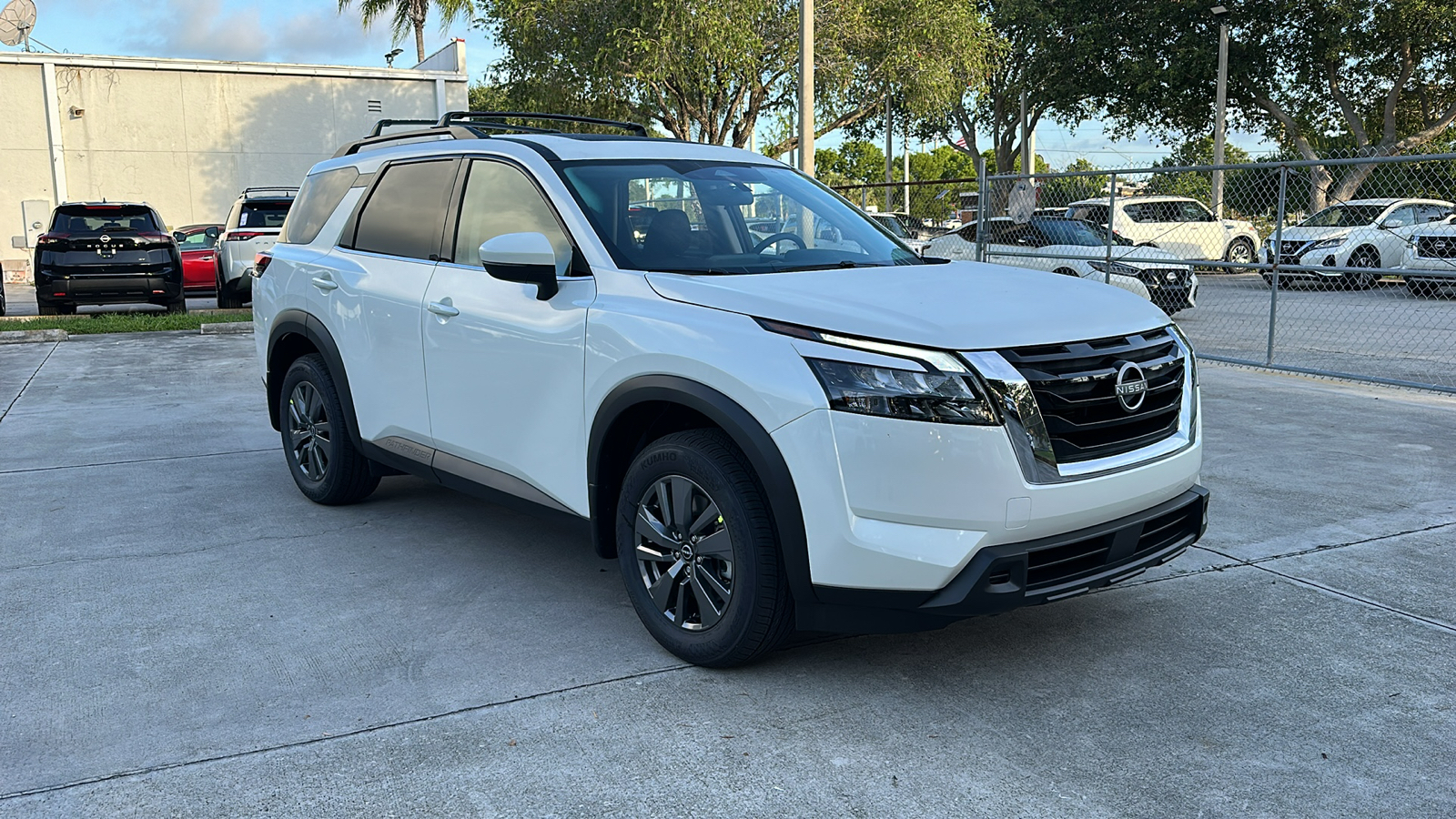 2024 Nissan Pathfinder SV 1