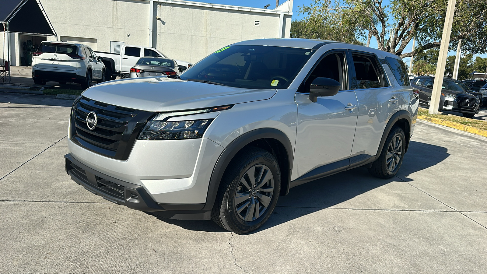 2023 Nissan Pathfinder S 3