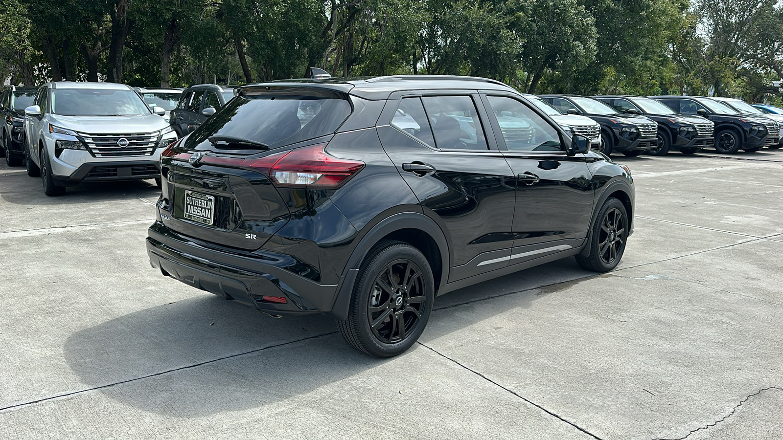 2023 Nissan Kicks SR 8