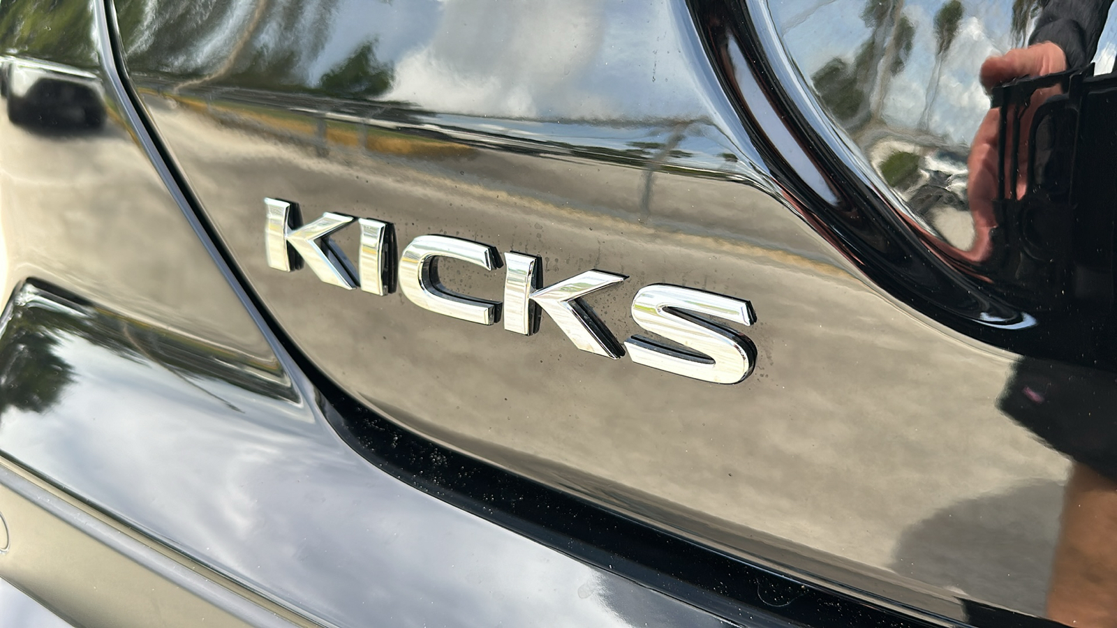 2023 Nissan Kicks SR 10