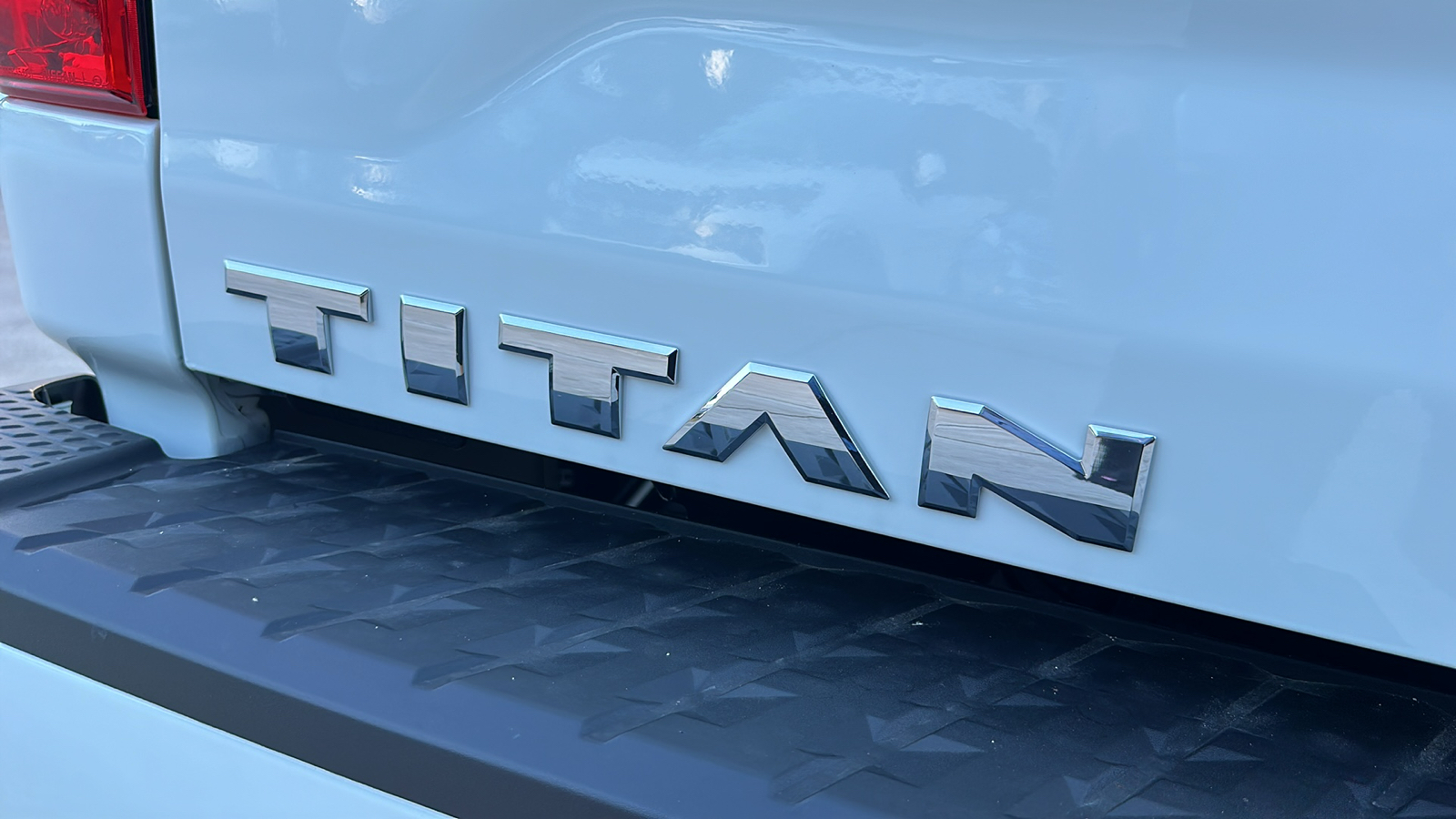 2024 Nissan Titan SV 10